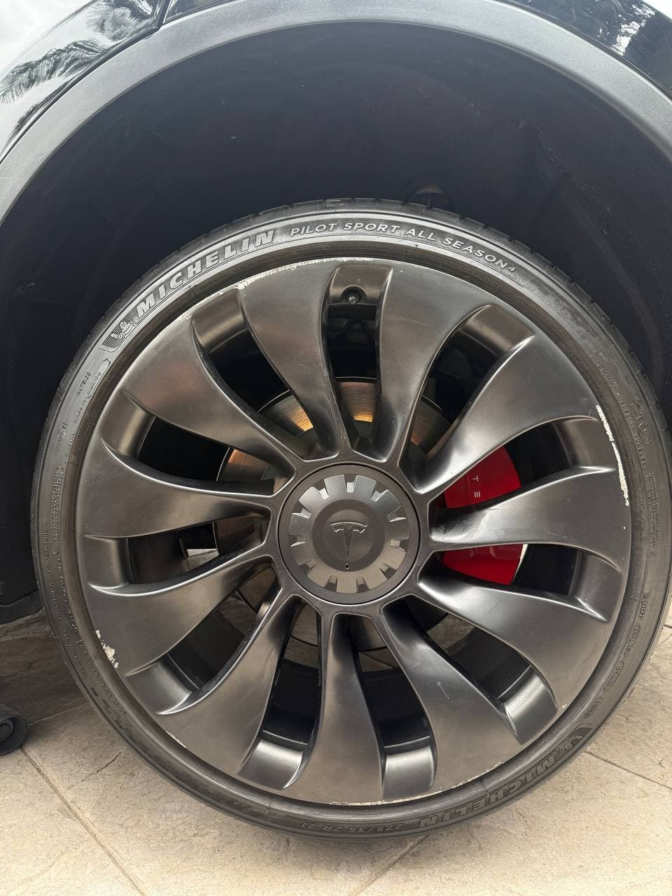 Tesla Überturbine 21-inch wheel with curb rash on the outer lip, before repair